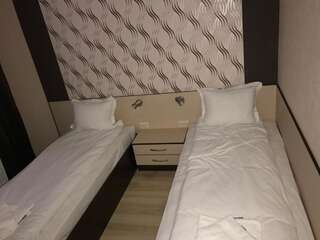 Отель Hotel Body M Vratsa Двухместный номер с 2 отдельными кроватями и балконом-3